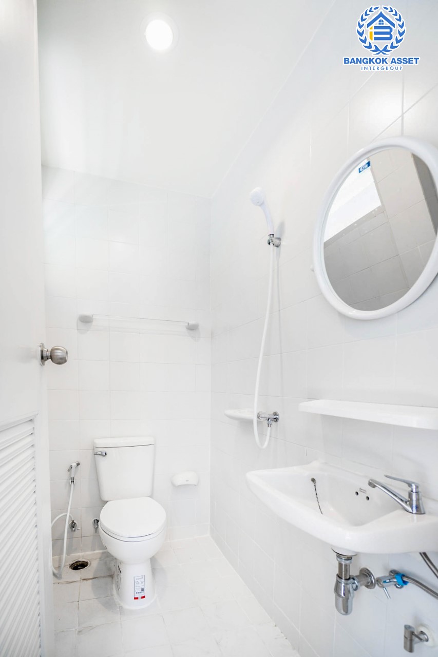 บ้านมือสองตกแต่งใหม่ ม.โนเบิล วานา วัชรพล ดีไซน์สุดโดดเด่น เนื้อที่ 65.6 ตร.ว. ฟังก์ชันจัดเต็ม 3 ห้องนอน 4 ห้องน้ำ 1 ห้องแม่บ้าน จอดรถได้ 2 คัน บนทำเลเดินทางสะดวก ใกล้เซ็นทรัลรามอินทรา, ห้าแยกวัชรพล, จุดขึ้นทางด่วน "ฉลองรัช" และรถไฟฟ้าสายสีชมพู "สถานีวัชรพล"...